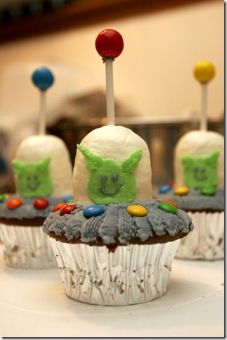 ufo_cupcake_1_by_pinkshoegirl