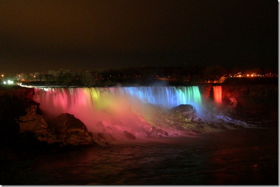 Niagara_Falls_Illuminated_by_kuschelirmel