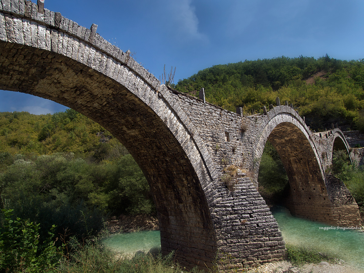 Старинный каменный мост. Лавертеццо средневековый каменный мост. Сунцзян каменный мост. Старый каменный мост Адыгея. Каменный арочный мост Цхемвани.